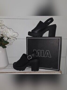 MIA Black Chunky Heel Slingback Sandals EUC!